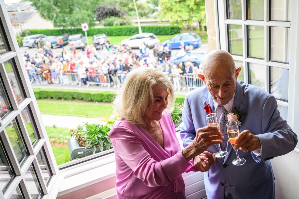 O veterano da Segunda Guerra Mundial Harold Terens e Jeanne Swerlin — Foto: LOIC VENANCE/AFP