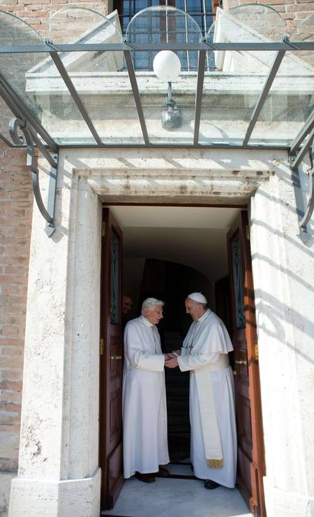 DOIS PAPAS - O Papa Emérito Bento XVI, cumprimenta o Papa Francisco quando o primeiro chega ao Vaticano em 2 de maio de 2013. Bento XVI voltou ao Vaticano na quinta-feira, abrindo uma era incerta na história da Igreja Católica, onde um "papa emérito" e um pontífice governante vão viver como vizinhos pela primeira vez — Foto: OSSERVATORE ROMANO / Osservatore Romano