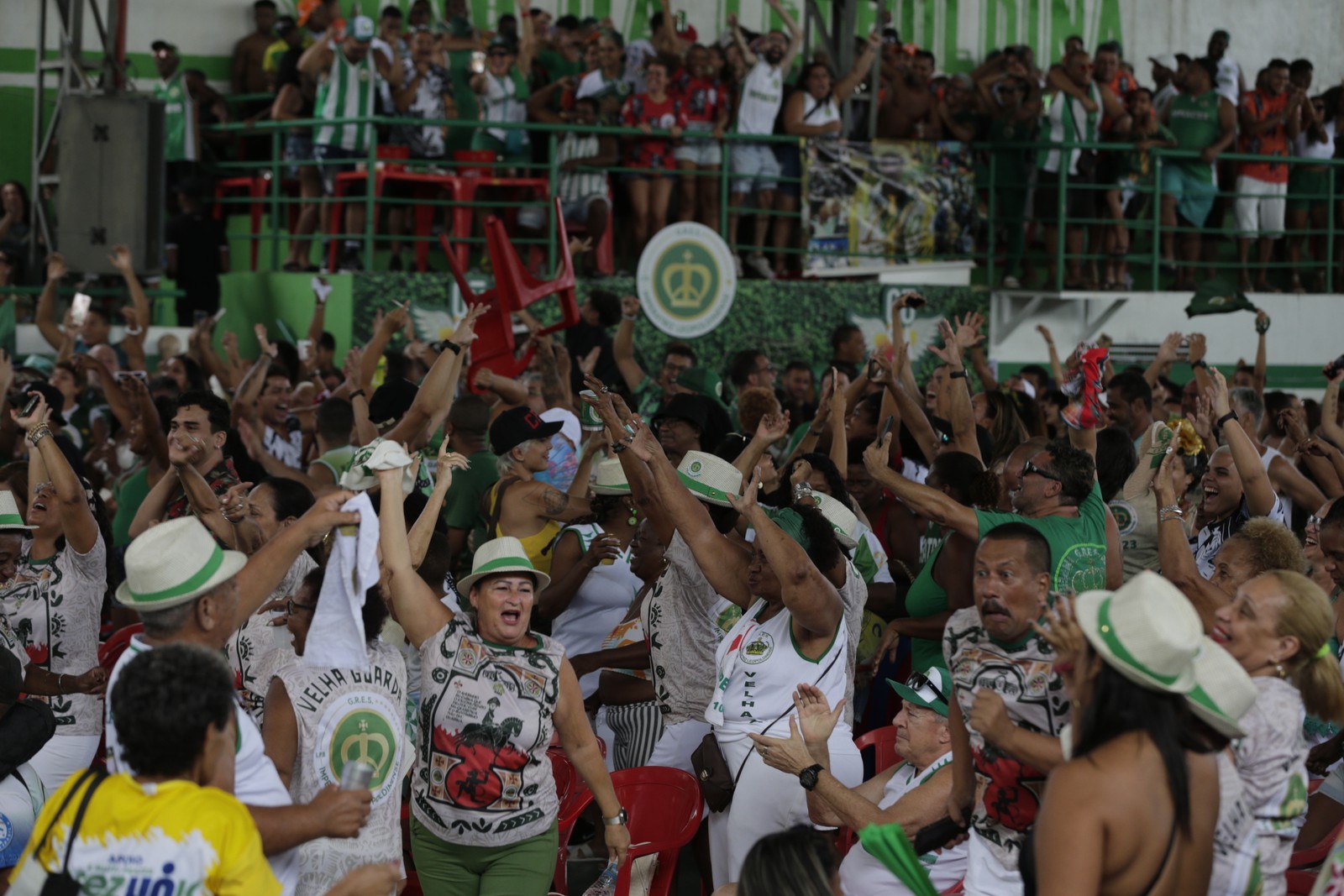 Torcida da Imperatriz celebra pouco antes do resultado na quadra da escola — Foto: Alexandre Cassiano