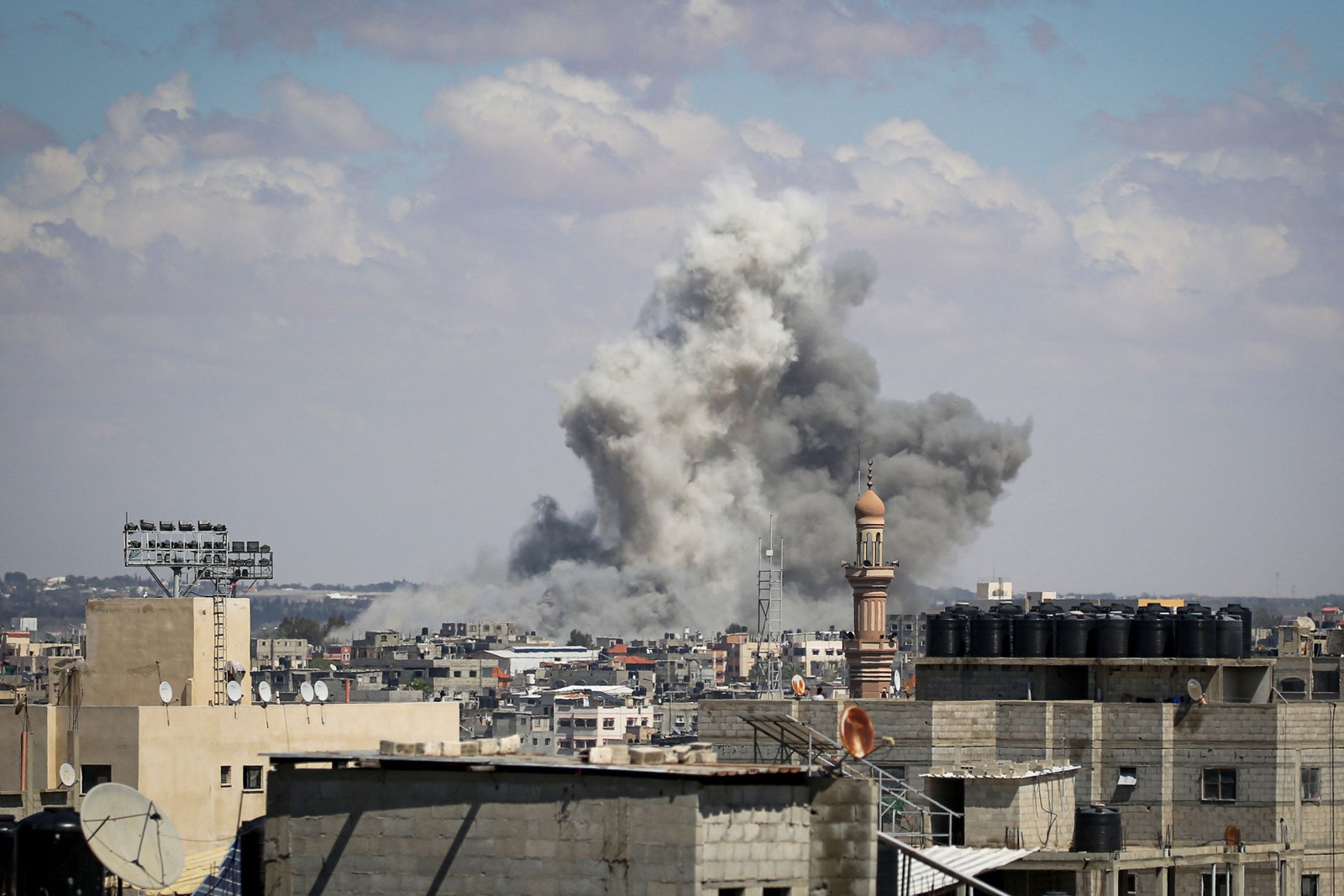 Uma foto tirada em 6 de maio de 2024 mostra fumaça subindo após o bombardeio a leste de Rafah, no sul da Faixa de Gaza, em meio ao conflito em curso entre Israel e o movimento palestino Hamas. — Foto: AFP