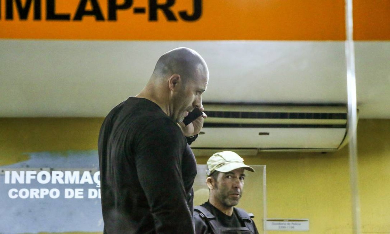 Deputado federal Daniel Silveira (PSL) chega ao IML do Rio de Janeiro para fazer exame de corpo de delito, depois de ser preso sob ordem do ministro Alexandre de Moraes, do STF, por divulgar vídeos em que atacava a corte Foto:  — Foto: Betinho Casas Novas/Agência O Globo