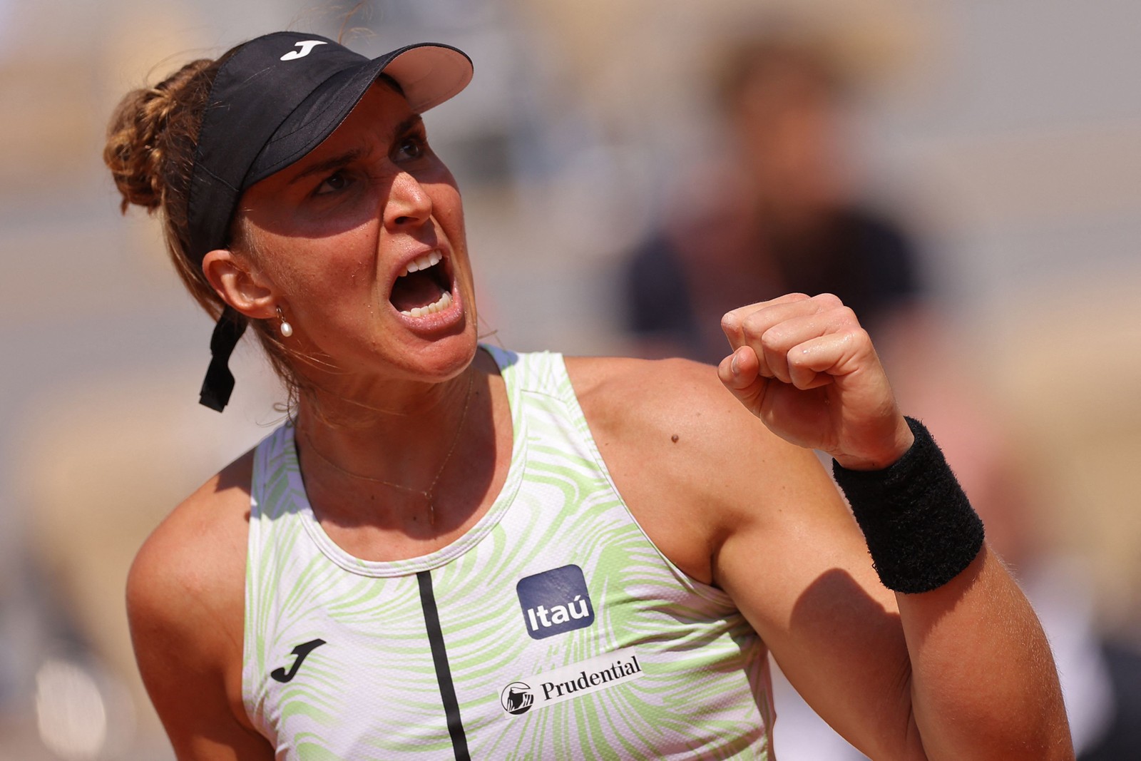 A brasileira Beatriz Haddad comemora um ponto contra a tunisiana Ons Jabeur durante a partida das quartas de final do torneio Roland-Garros — Foto: Thomas SAMSON / AFP