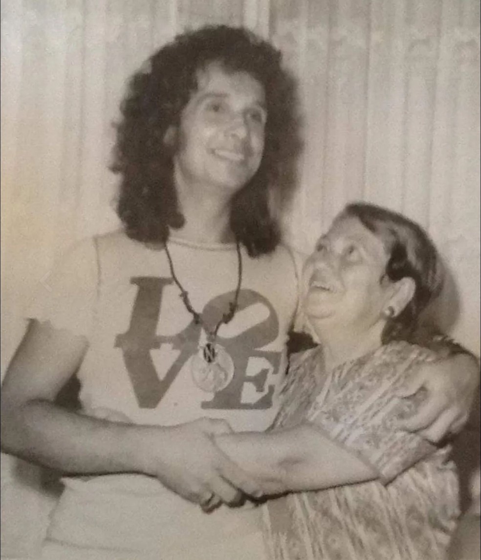 Roberto Carlos morou em Niterói no início da carreira. Na foto, ele e a tia Luciola — Foto: Álbum de família