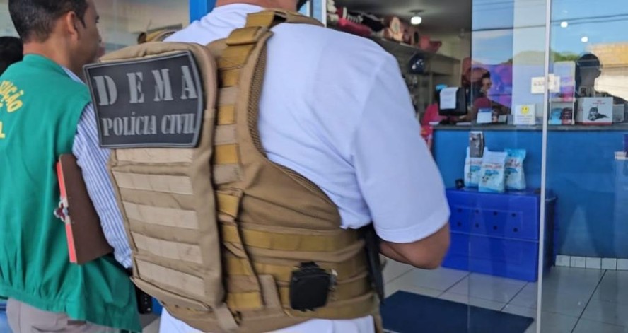 Equipes da Polícia Civil do Mato Grosso, em parceria com órgãos de proteção animal, estiveram em clínica veterinária onde cachorro fico cego de um dos olhos após procedimento de banho e tosa