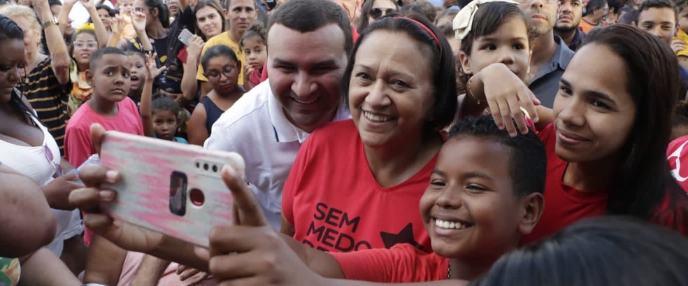  Fátima Bezerra, governadora do RN, posa com apoiadores — Foto: Reprodução