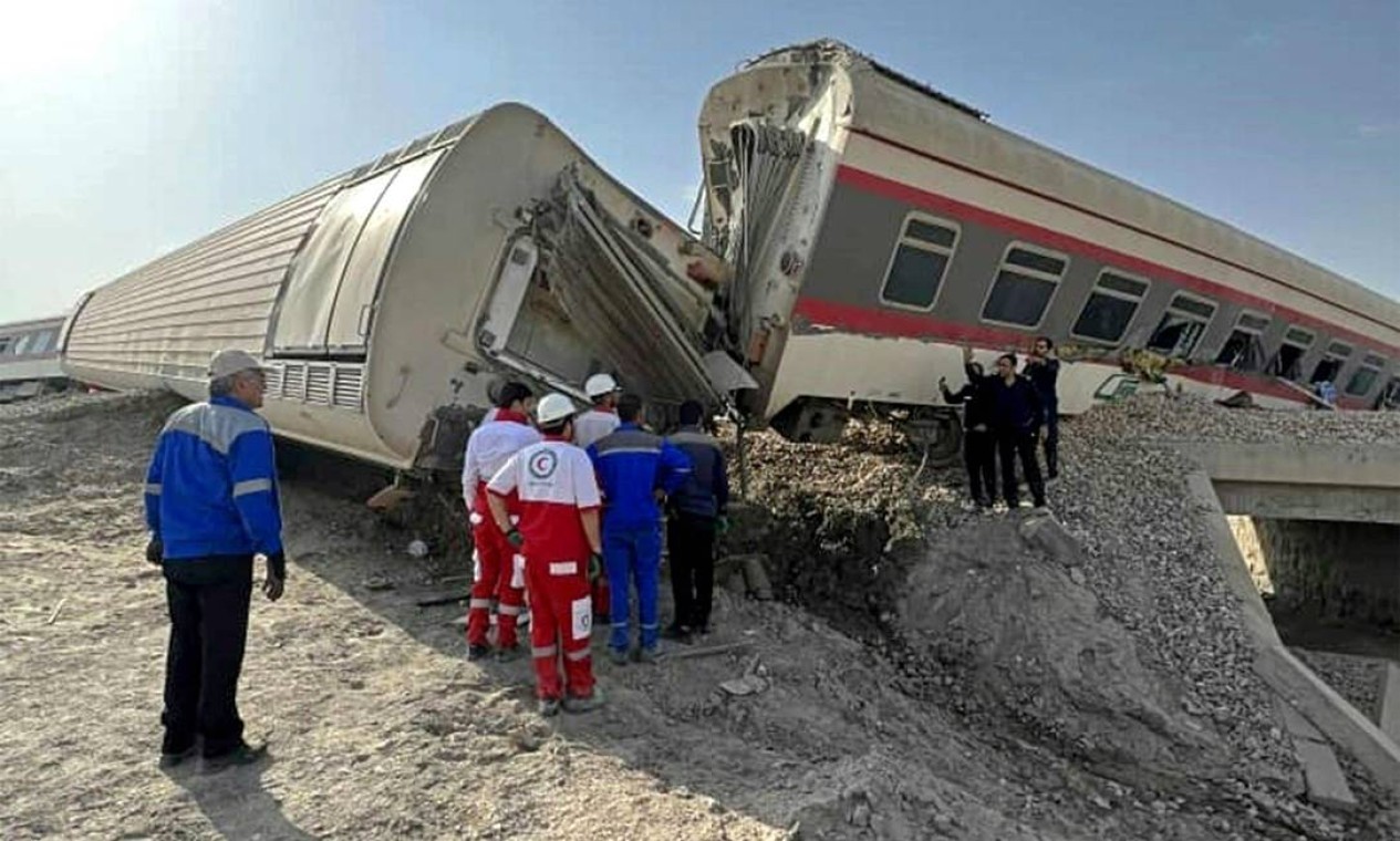 Equipes de resgatea atuam no local de um descarrilamento de trem perto da cidade central iraniana de Tabas, na linha entre as cidades iranianas de Mashhad e Yazd, onde mais de uma dúzia de pessoas morreram e ficaram feridas — Foto: AFP