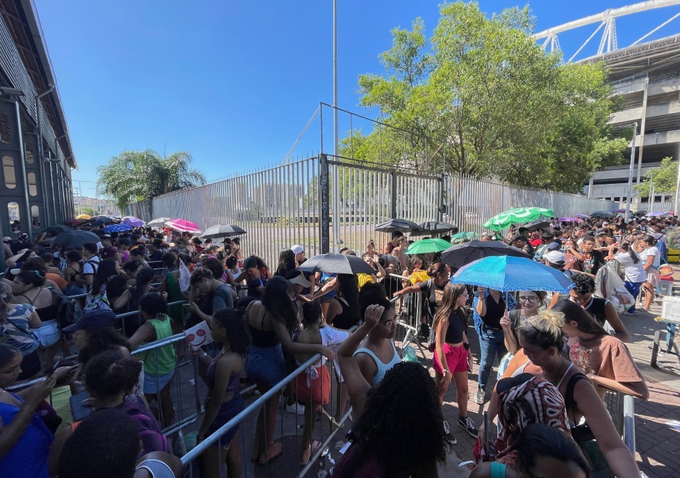 Fãs de Bruno Mars se aglomeram na porta do Engenhão para comprar ingressos para o show — Foto: Fábio Rossi/Agência O Globo