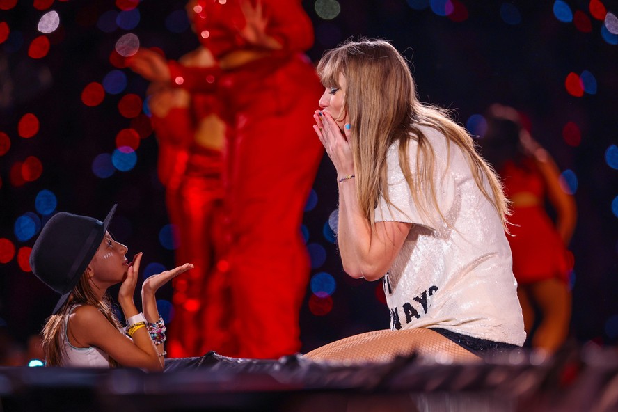 Taylor Swif e fã em show no Allianz Parque, em São Paulo, na sexta-feira (24/11)