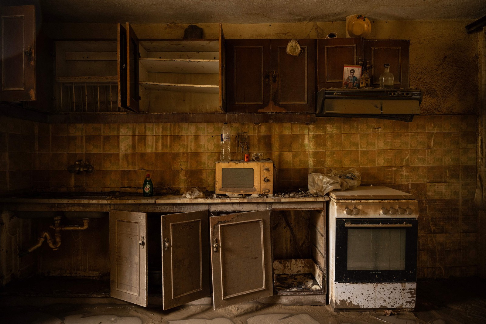 Cozinha de uma casa devastada após o recuo das águas da tempestade Daniel, na vila de Vlochos, no centro da Grécia. — Foto: Angelos TZORTZINIS/AFP