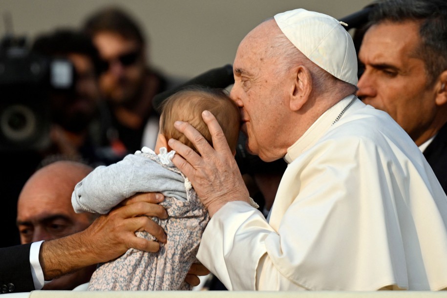 Papa Francisco chega ao Santuário de Fátima, em Portugal, durante Jornada Mundial da Juventude — Foto: Patricia DE MELO MOREIRA / AFP