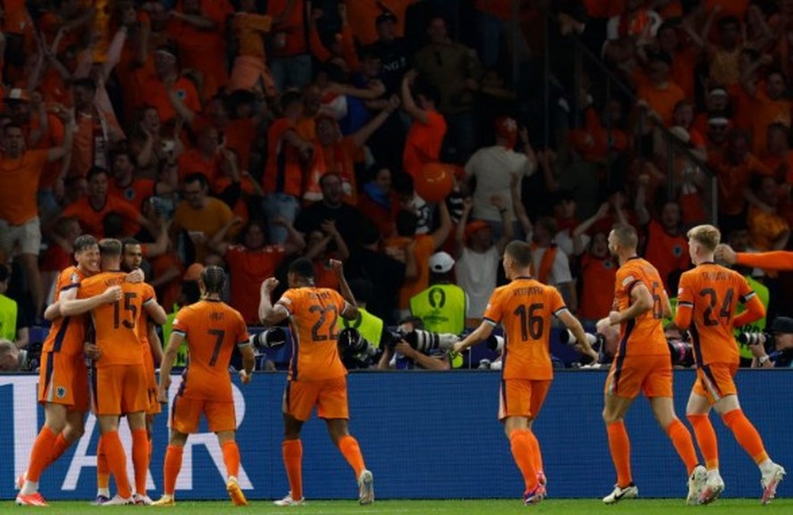 Holanda venceu a Turquia e está classificada para a semifinal da Eurocopa