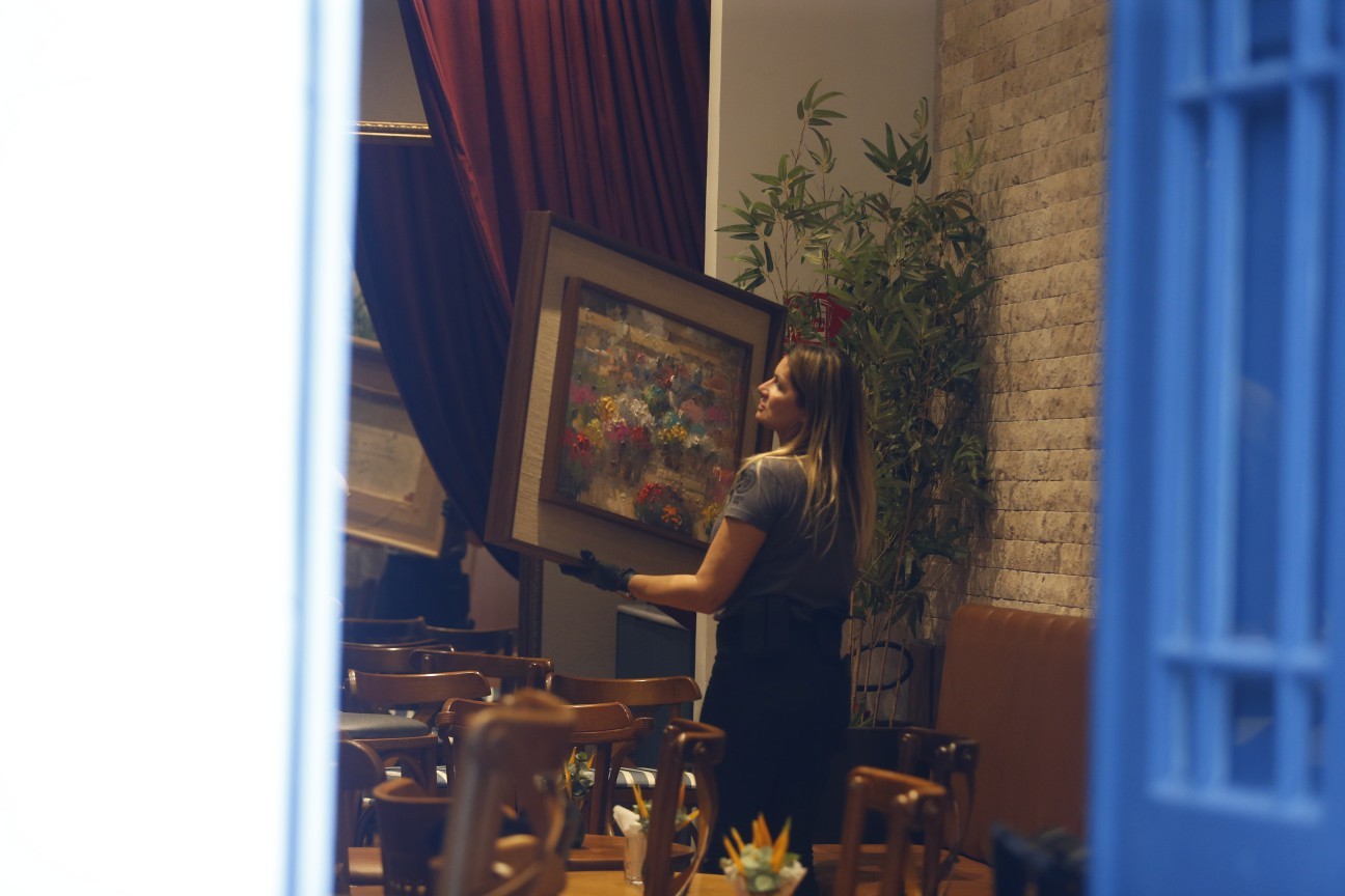 Policiais levem obra de arte do restaurante Gajos D’Ouro, em Ipanema, que tem o bicheiro Rogério Andrade como sócio — Foto: Fabiano Rocha/Agência O Globo