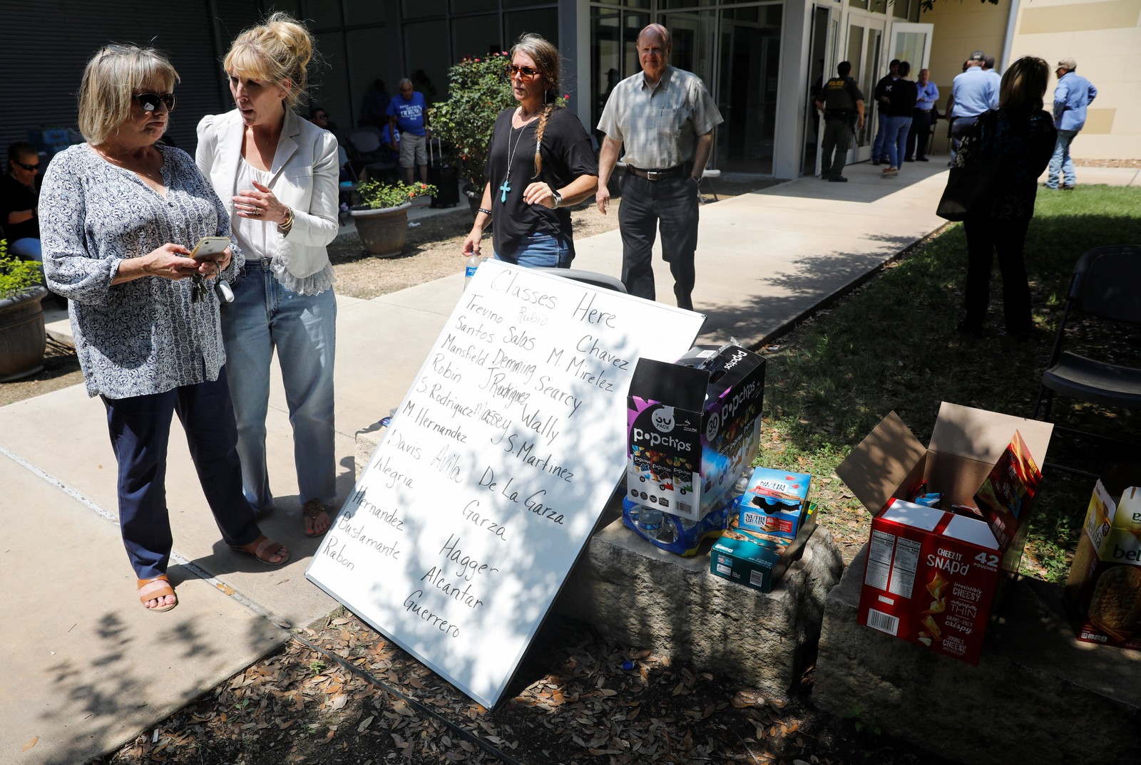 Quadro de aviso com nome de alunos e professores é exibido fora do Centro Cívico de Leon — Foto: Marco Bello / Reuters