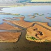 Lago da represa da hidrelétrica de Marimbondo praticamente seca, na região entre as cidade de Icem e Guaraci, interior de São Paulo - Joel Silva / Fotoarena / Agência O Globo)