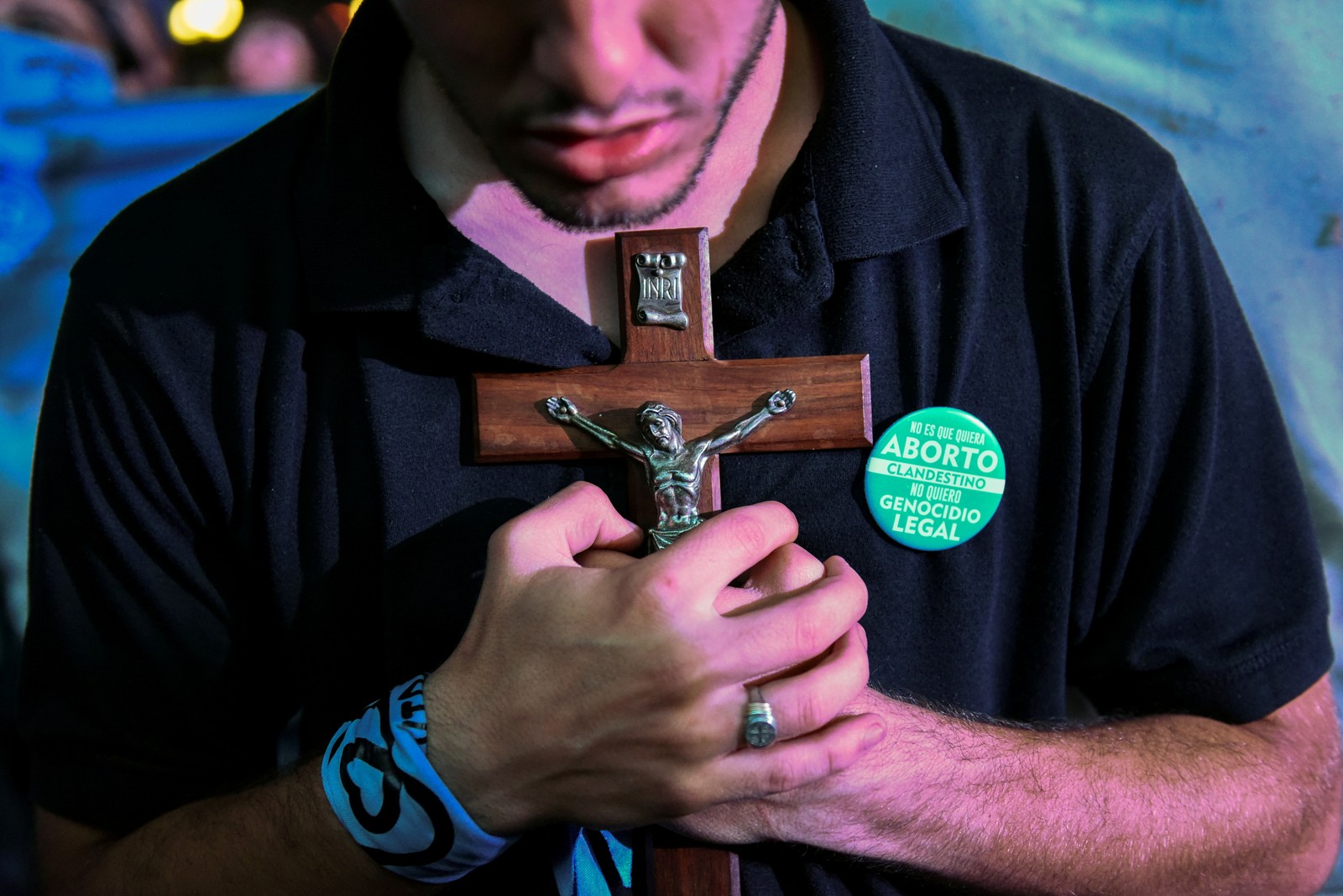 Um manifestante contrário ao aborto protesta do lado de fora do Congresso enquanto o Senado decide sobre a legalização do aborto na ArgentinaREUTERS