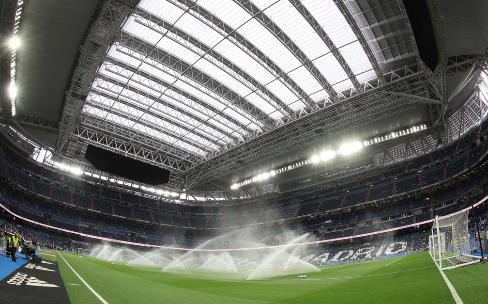 O teto retrátil do novo Santiago Bernabéu — Foto: Thomas COEX / AFP