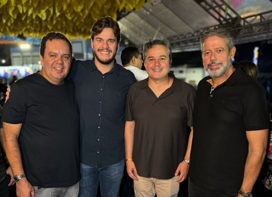 Lira (à esquerda) se dividiu entre agendas com o prefeito de Campina Grande, Bruno Cunha Lima (camisa social), e com o antecessor dele, Romero Rodrigues, que quer voltar ao cargo