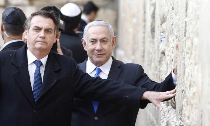 O presidente brasileiro, Jair Bolsonaro, e o primeiro-ministro israelense, Benjamin Netanyahu, tocam o Muro das Lamentações, o local mais sagrado onde os judeus podem orar, na Cidade Velha de Jerusalém, em 1º de abril de 2019.