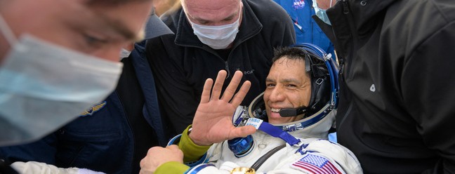 Frank Rubio acena ao voltar à Terra após mais de um ano em órbita — Foto: Bill INGALLS / NASA / AFP