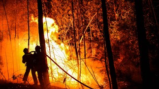 Bombeiros combatem chamas em Besseges, no sul da França — Foto: SYLVAIN THOMAS / AFP