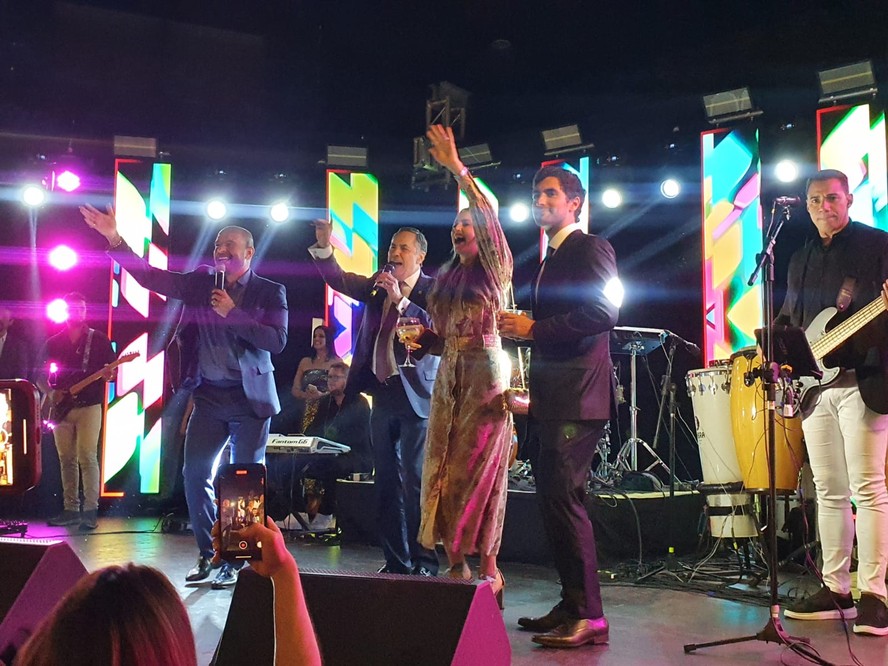 Luís Roberto Barroso, presidente do STF, canta na festa da posse ao lado dos filhos, num dueto com o cantor Diogo Nogueira