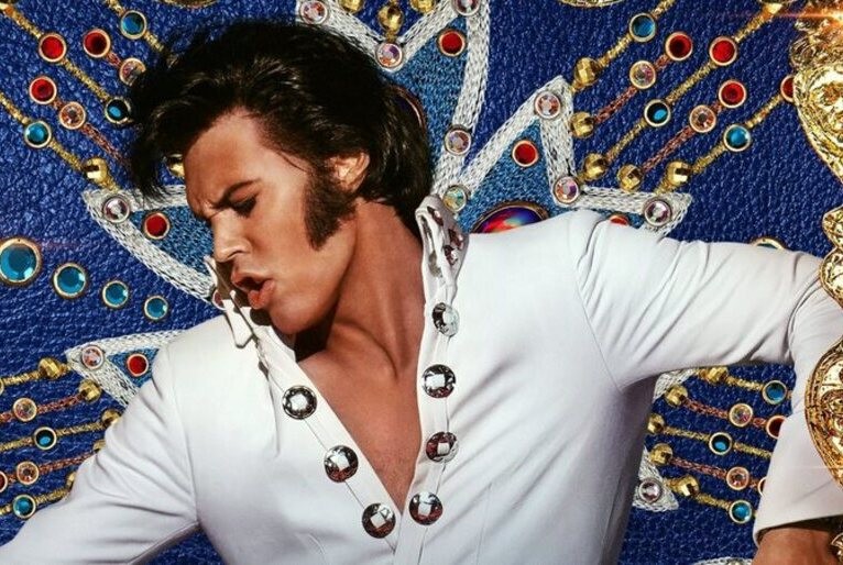 No papel de Elvis, ator Austin Butler em "Feitiço californiado" — Foto: Divulgação