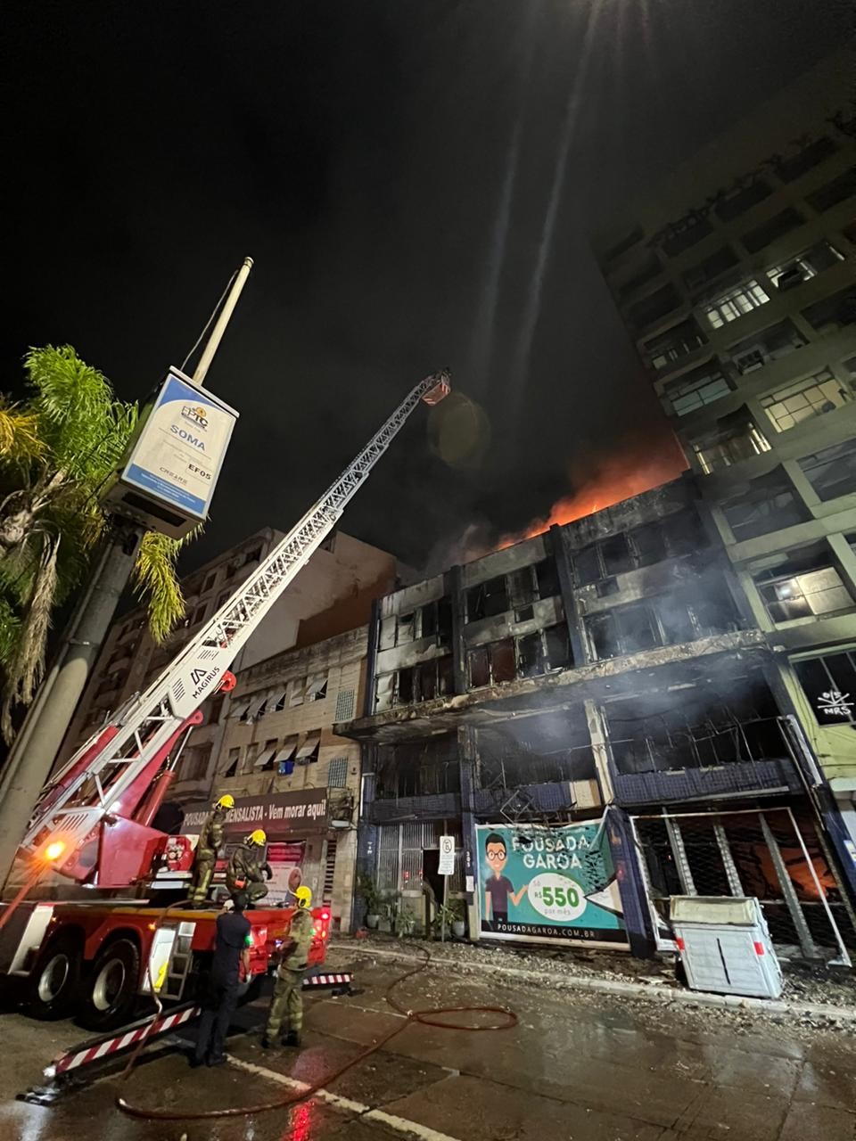 As autoridades afirmam que ainda há pessoas desaparecidas no local. — Foto: Corpo de Bombeiros