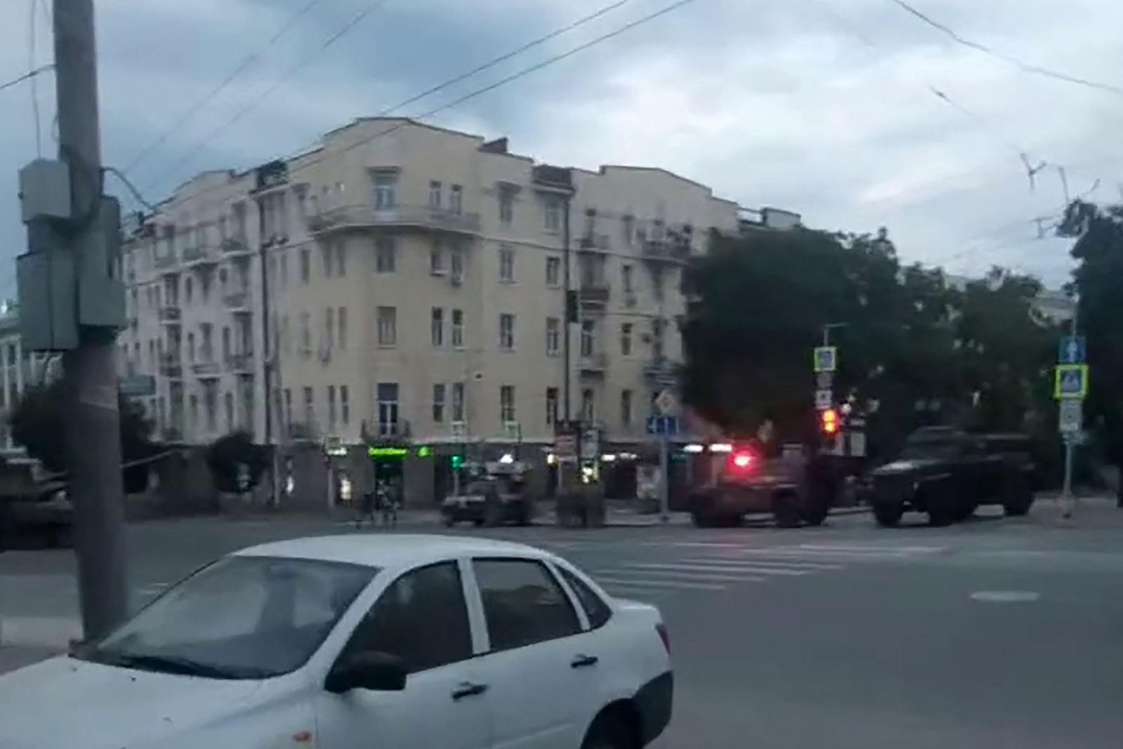 Homens uniformizados chegam em veículos militares a Rostov após líder do grupo Wagner convocar rebelião armada — Foto: @na_laite_23 / UGC / AFP