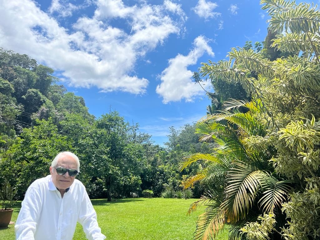 Cid Moreira passeia no jardim de casa. Ele montou uma academia no novo endereço — Foto: Divulgação