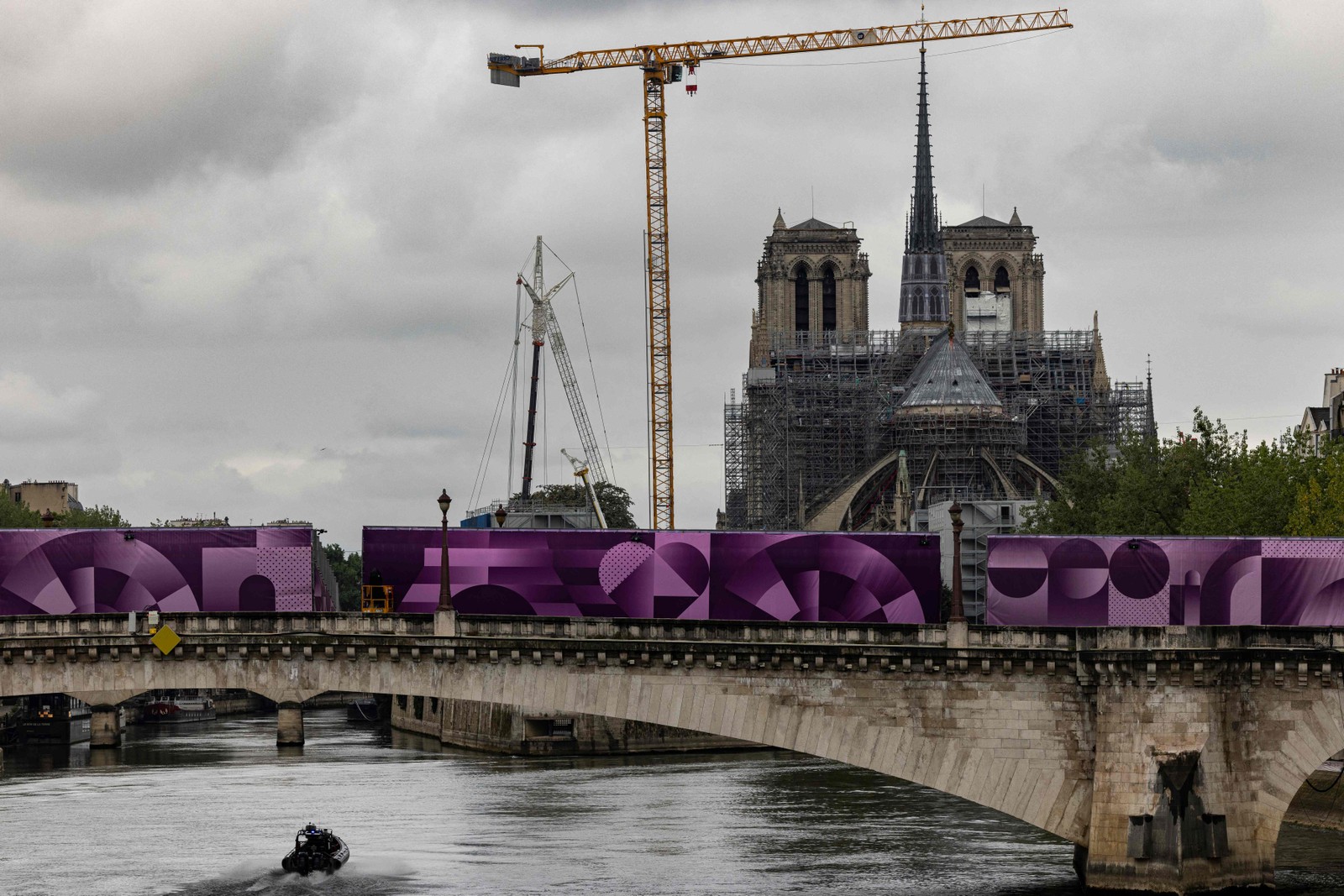 Preparação do Sena para abertura de Paris-2024 — Foto: AFP