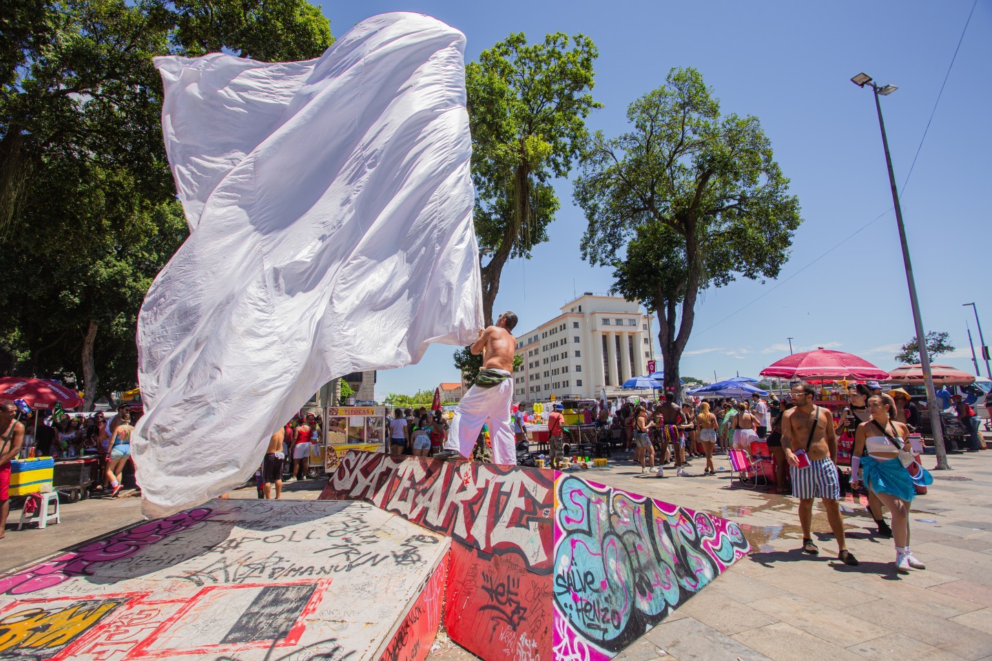 Na foto, homem com fantasia simbolizando paz — Foto: Beatriz Orle