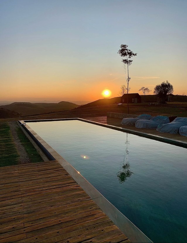 Área externa: Os detalhes do Rancho da Montanha, paraíso de Bruno Gagliasso e Giovanna Ewbank  — Foto: Divulgação/mahnai