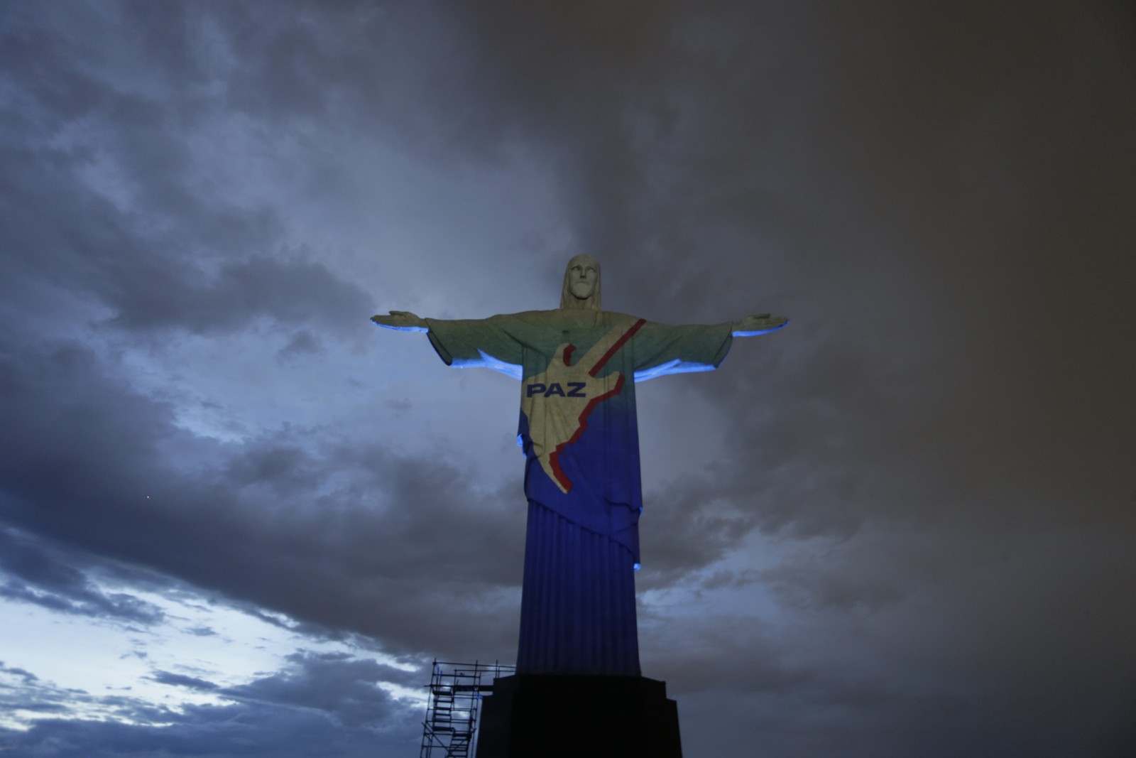 Cristo Redentor recebe projeção de imagens em homenagem aos 40 anos do Rock in Rio — Foto: Domingos Peixoto / Agência O Globo