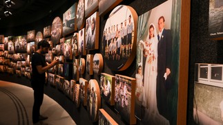 Visitante no Museu do Holocausto, no Morro do Pasmado, em Botafogo. — Foto: Marcia Foletto / Agência O Globo