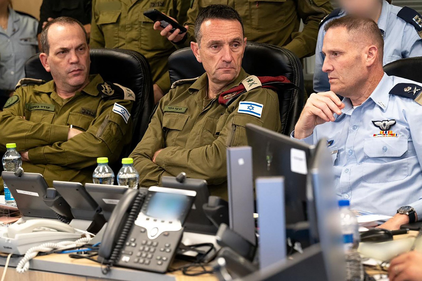 Foto divulgada pelo Exército israelense mostra o chefe das forças armadas, Herzi Halevi, em reunião no Centro de Operações da Força Aérea Israelense — Foto: AFP/Exército de Israel