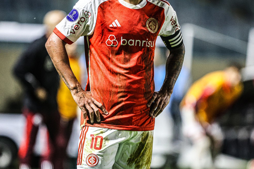 Uniforme do Internacional "sujo de lama" contra o Belgrano — Foto: Internacional/Flickr