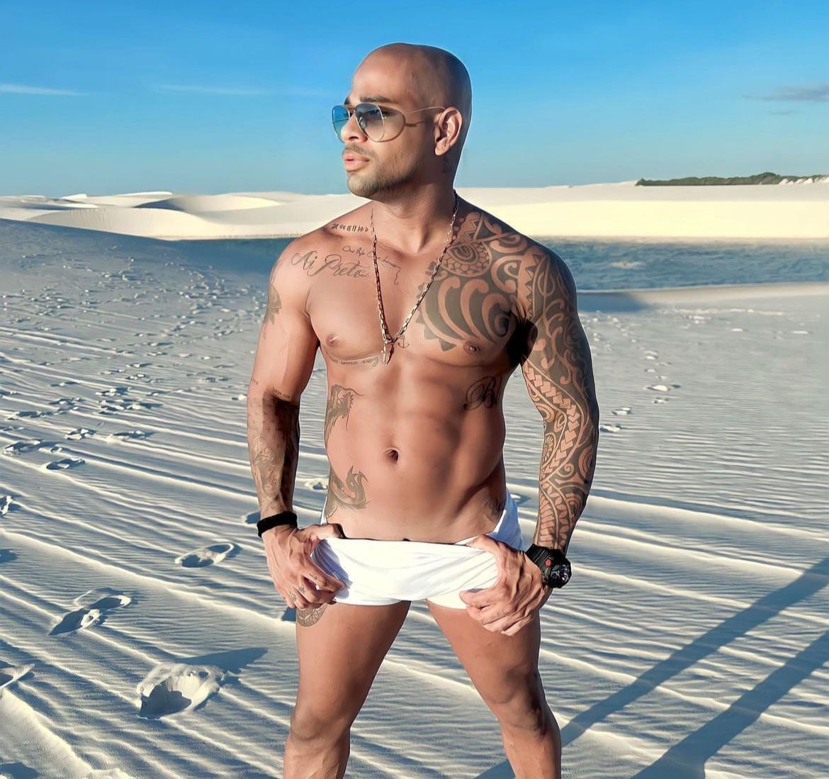 Após o "BBB", Cezar Black mostrou o abdômen definido durante viagem pelos Lençóis Maranhenses — Foto: Reprodução/Instagram