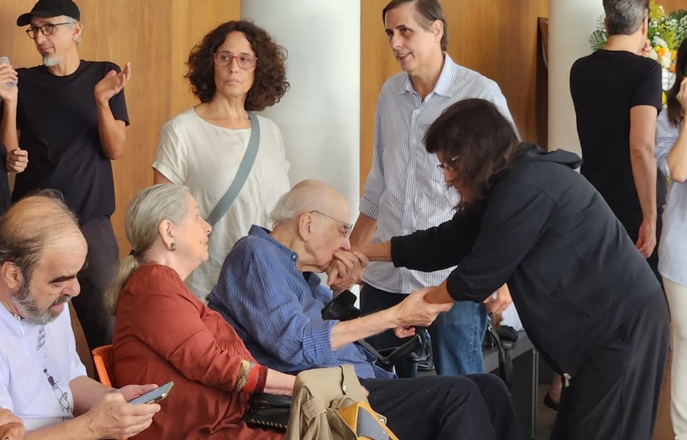 Zuenir Ventura cumprimenta Daniela Thomas, filha de Ziraldo — Foto: Custódio Coimbra/Agência O Globo