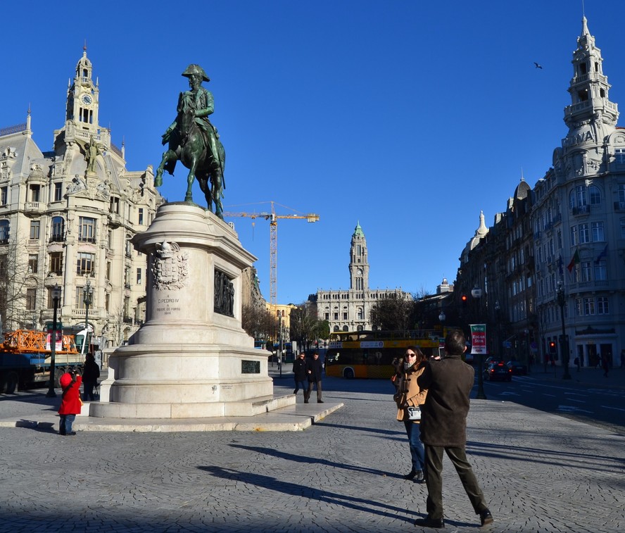 Turistas tiram fotos perto da estátua de D.Pedro I na Avenida dos Aliados, no Porto