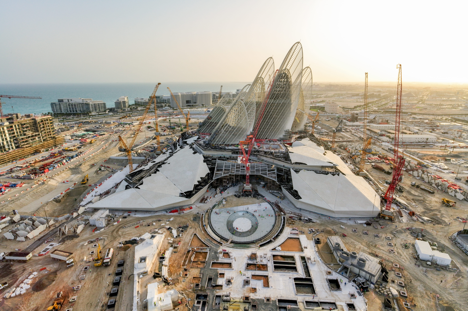 Distrito Cultural da Ilha Saadiyat, a 'ilha dos museus' de Abu Dhabi, nos Emirados Árabes Unidos. Obras do do futuro Museu Nacional Zayed, que conta a história do fundador do país. — Foto: Divulgação / Departamento de Turismo de Abu Dhabi