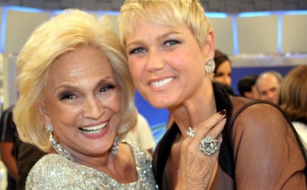 Hebe e Xuxa se encontraram diversas vezes. Na imagem acima, o abraço aconteceu no SBT — Foto: Lourival Ribeiro/SBT