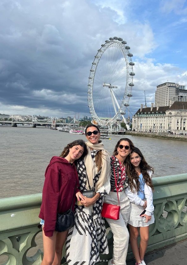 Ingrid Guimarães, Mônica Martelli e as filhas em Londres. As passagens nesta época custam, no mínimo, a partir de R$ 7 mil — Foto: Reprodução: Instagram