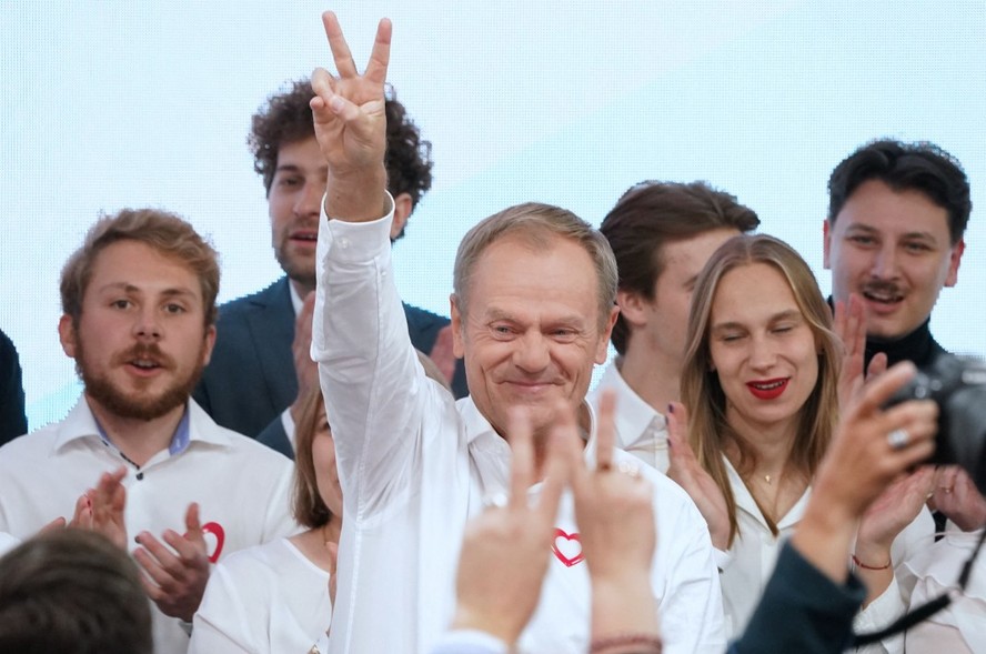 Líder da oposição, Donald Tusk (Coalizão Cívica), comemora resultado de boca de urna que aponta derrota do partido governista Lei e Justiça nas eleições parlamentares na Polônia
