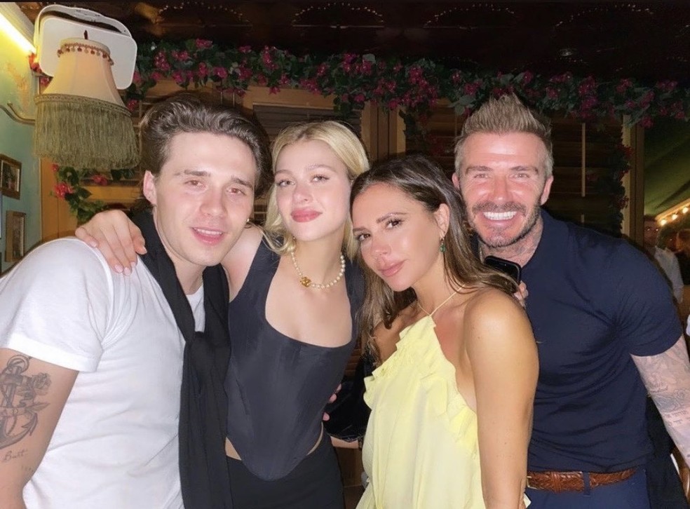 Brooklyn, Nicola, Victoria e Beckham em foto postada nas redes sociais  — Foto: Reprodução / Instagram        