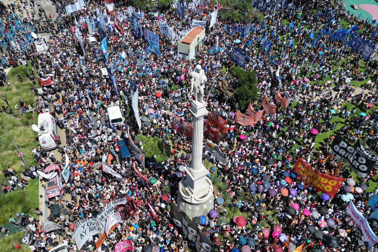 A marcha reúne as principais federações trabalhistas do país — Foto: LUIS ROBAYO / AFP