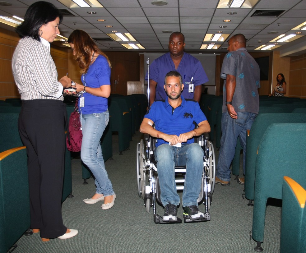 Márcio Costa em cadeira de rodas no hospital, após ser torturado em 2011 — Foto: Guilherme Pinto/Agência O GLOBO