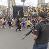 Policiais sul-africanos patrulham na Parada do Orgulho Gay de Johannesburgo; 60% dos países africanos têm leis homofóbicas - Guillem Sartorio/AFP