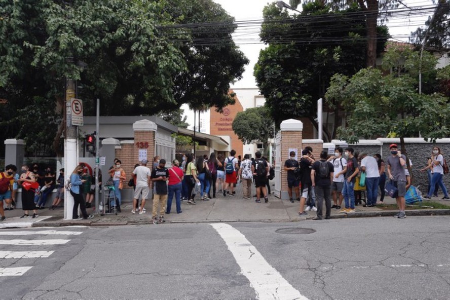 Estudantes entram no Colégio Mackenzie, em São Paulo