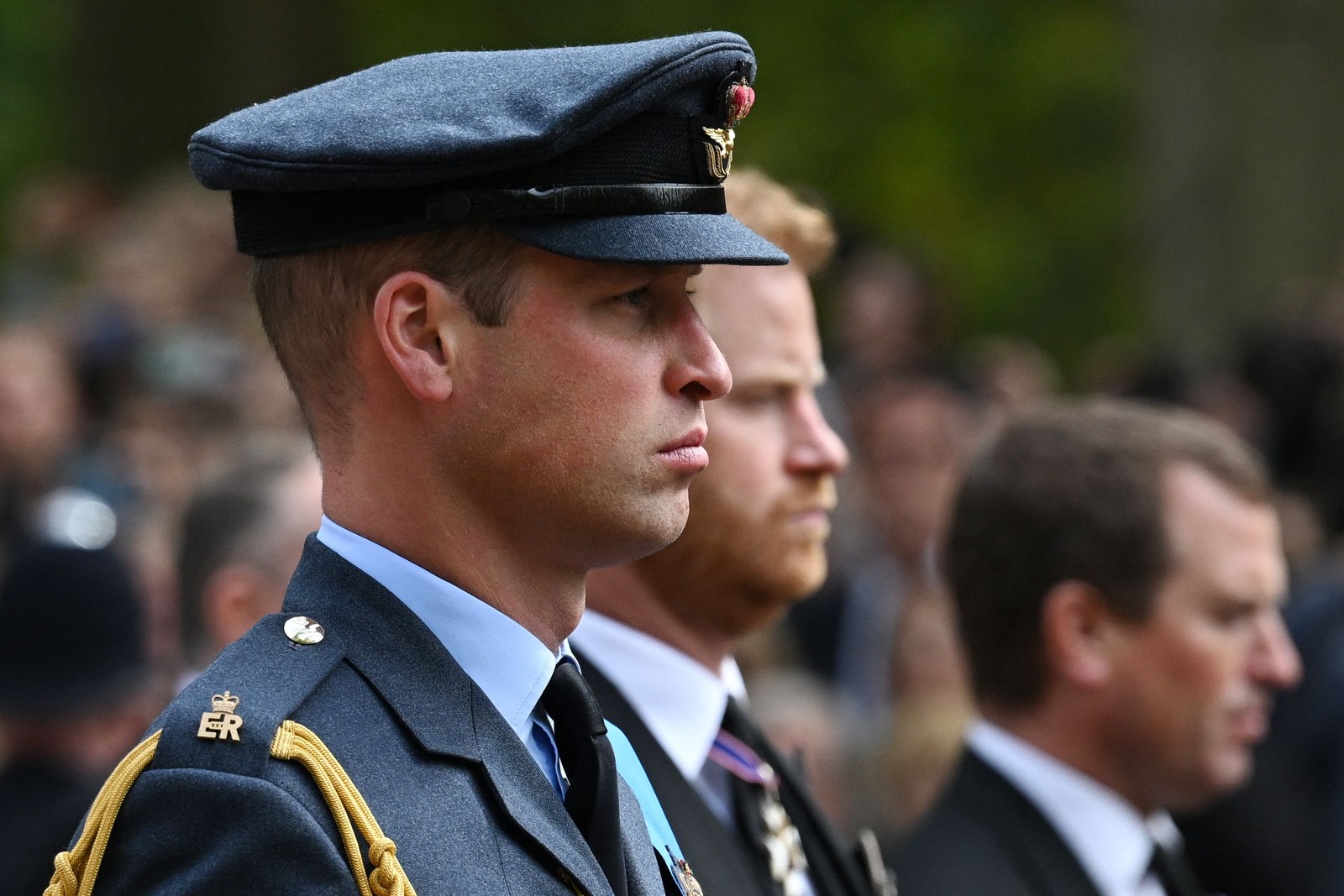 O príncipe William e o príncipe Harry seguem o cortejo fúnebre da Rainha Elizabeth II — Foto: Paul ELLIS / POOL / AFP