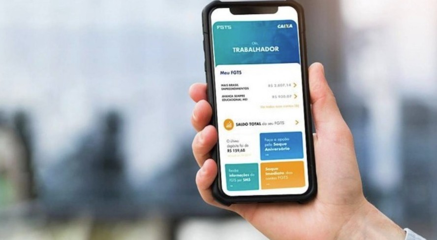Trabalhador consulta saldo em aplicativo do FGTS da Caixa